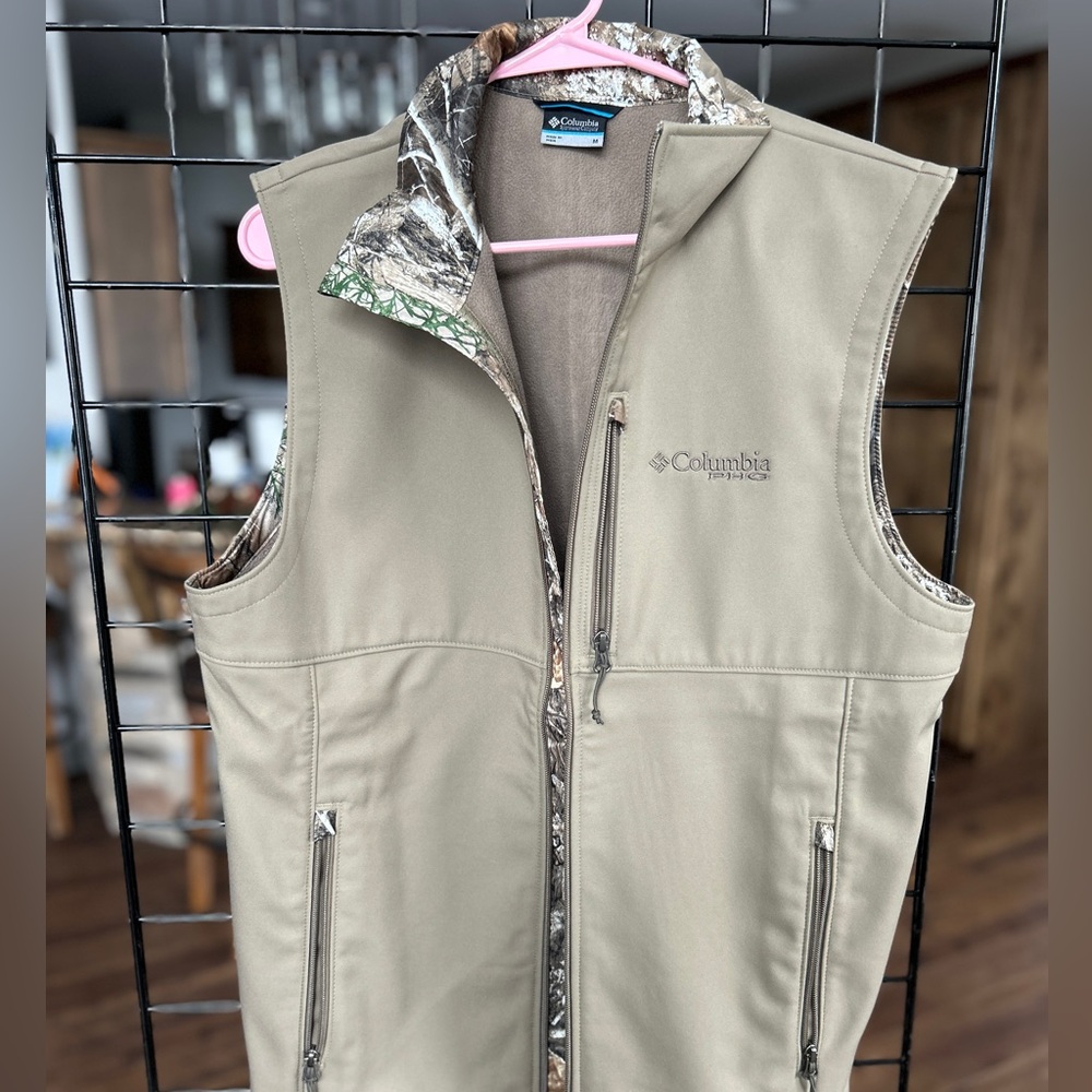 Columbia PHG Softshell Tan Vest with Realtree Camo Accent Men’s Medium